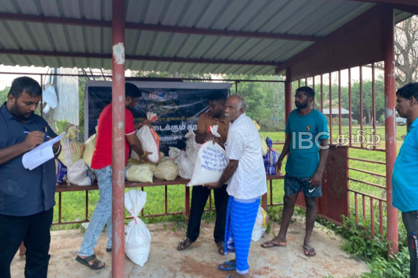 மன்னாரில் முன்னெடுக்கப்பட்ட ஐபிசி தமிழ் துயர் துடைக்கும் கரங்கள் உதவிச் செயற்பாடு | Ibc Tamil Helping Hands Campaign In Mannar