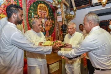வரலாற்று சிறப்பு மிக்க முருகன் ஆலயத்தில் ஜனாதிபதி ரணில்(Photos)