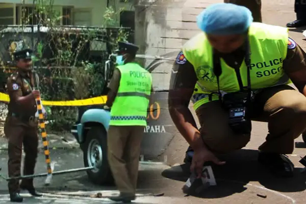 கூர்மையான ஆயுதத்தால் காவல்துறையை தாக்க வந்தவர் சுட்டுக்கொலை | Man Attacked Police With Sharp Weapon Shot Dead