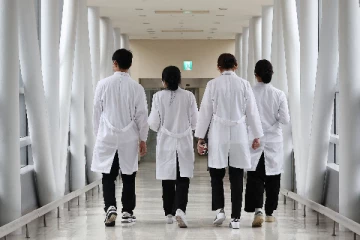 ஒரே சமயத்தில் 6,400 பயிற்சி மருத்துவர்கள் ராஜினாமா; அதிர்ச்சியில் அரசாங்கம்!