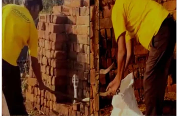 நாகப்பாம்பை பிடிக்க முயற்சித்த நபருக்கு நேர்ந்த சோகம்! பதைபதைக்க வைக்கும் காட்சி