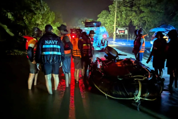 வெள்ளத்தில் சிக்கிய யாழில் இருந்து சென்ற பேருந்து; மீட்கப்பட்ட ஒருவர் உயிரிழப்பு! | Bus Jaffna In Flood Kala Oya One Person Dies