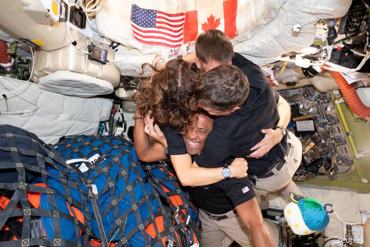 மணிக்கு 40,000 கி.மீ வேகம்... 2,760 டிகிரி வெப்பநிலை: பூமிக்குத் திரும்பிய Artemis II குழு | Artemis Ii Astronauts Return Safely