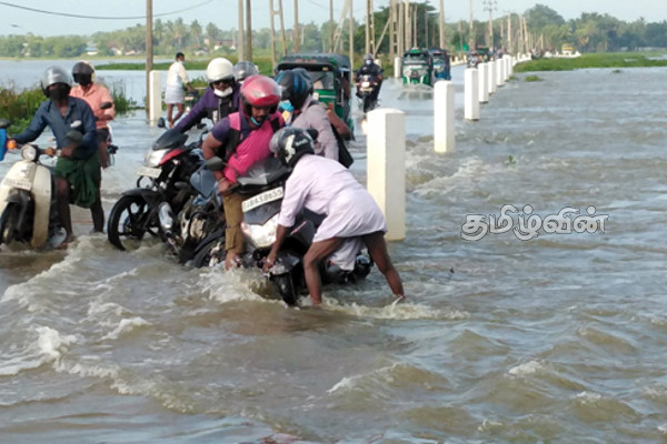 சீரற்ற காலநிலை:நாட்டில் பல பகுதிகள் பாதிப்பு (Photos) | Road Submerged Due To The Spread Of Flood Water