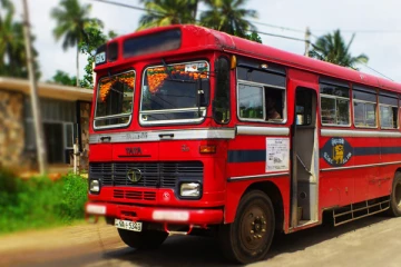 வவுனியாவில் பேருந்தின் மீது கல் வீச்சு தாக்குதல்