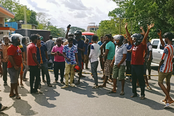 வவுனியாவில் வீதியை மறித்து பொதுமக்கள் போராட்டம் (Photo) | Public Protest Across The Road In Vavuniya