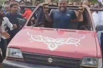 370 கிலோகிராம் எடையுள்ள காரை உடலலால் தூக்கி சாதனை