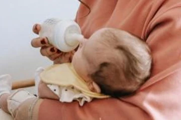 தூங்கவிடாமல் அழுதுகொண்டு இருந்த குழந்தைக்கு விஷப் பால் கொடுத்த தாய்; அதிர்ச்சியை ஏற்படுத்திய சம்பவம்