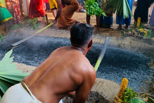மட்டக்களப்பு மாரியம்மன் ஆலயத்தில் அதிசயம் ; பார்க்க படையெடுக்கும் மக்கள்! | Miracle At Mariamman Temple In Batticaloa