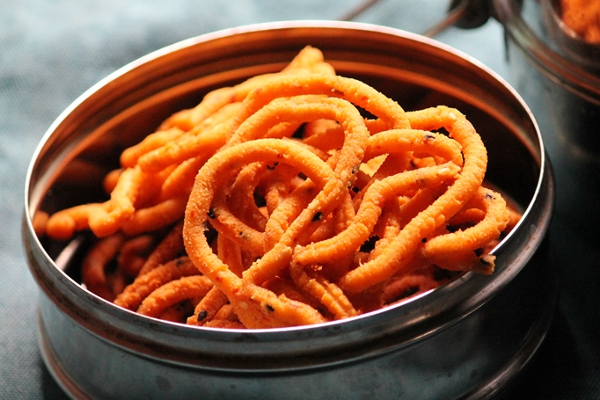 கார முறுக்கு சுடச் சுட சுவையாக செய்து அசத்துங்கள் - இந்த ஒரு பொருள் போதும்..சுவை அள்ளும்! | Garlic Murukku Recipe