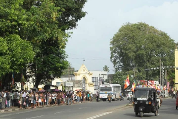 பலர் முன்னிலையில் இடம்பெற்ற வாள்வெட்டால் பரபரப்பு