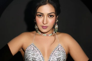 நடிகை கேத்ரின் தெரசா கிளாமர் போட்டோஷூட்