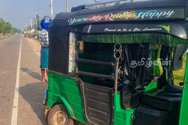 மாவடிவேம்பு பிரதான வீதியில் விபத்து!இருவர் படுகாயம் | Accident On Mavadivembu Main Road