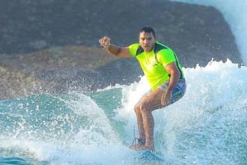 සයුරු රළ මත දස්කම් පාන, හිටපු ක්‍රීඩා ඇමති - (PHOTOS)