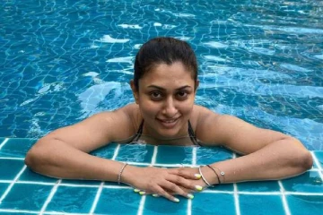 மாலத்தீவில் இருந்து சாய்ந்தப்படி தொடை அழகை காட்டிய நடிகை மாளவிகா.. வர்ணித்து தள்ளும் ரசிகர்கள்