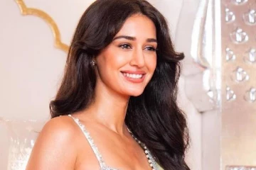 அம்பானி வீட்டு விஷேசத்திற்கு கிளாமர் லுக்கில் சென்ற திஷா பதானி.. புகைப்படங்கள்..