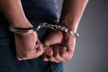 கைவிலங்குடன் தப்பி ஓடிய நபர் ; உதவிய நண்பனுக்கு இறுதியில் காத்திருந்த அதிர்ச்சி