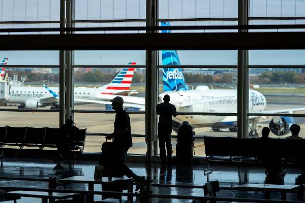 திணறும் பயணிகள்... ஸ்தம்பிக்கும் விமான நிலையங்கள்: 1200 விமானங்கள் ரத்து | Flight Cuts Shutdown Continues திணறும் பயணிகள்... ஸ்தம்பிக்கும் விமான நிலையங்கள்: 1200 விமானங்கள் ரத்து | Flight Cuts Shutdown Continues