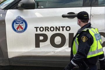 கனடாவில் கொள்ளை முயற்சி! இருவர் கைது: தப்பி ஓடிய நபருக்கு பொலிஸார் வலைவீச்சு