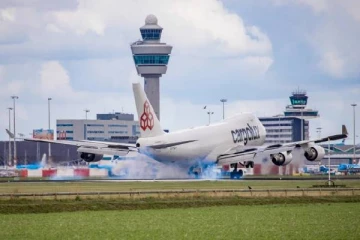 விமான சக்கரத்தில் ஒளிந்திருந்து 11 மணி நேர பயணம்: வெளிவரும் அதிர்ச்சி சம்பவம்