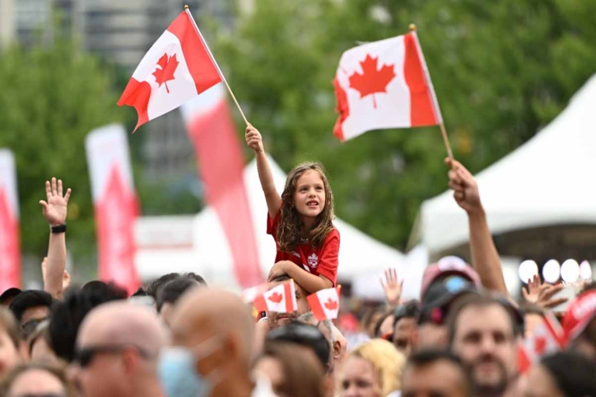 கனடாவின் மக்கள்தொகை கணிசமான அளவில் வீழ்ச்சி: பின்னணியில் புலம்பெயர்தல் | Canadas Population Drops By 100000