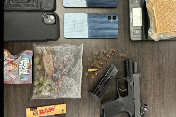 ஒன்றாரியோவில் போதைப் பொருள் மற்றும் ஆயுதங்களுடன் இரண்டு இளைஞர்கள் கைது