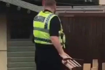 அமெரிக்காவை தொடர்ந்து பிரிட்டனிலும் கறுப்பினத்தவரை கண்மூடித்தனமாக தாக்கிய பொலிஸார்!