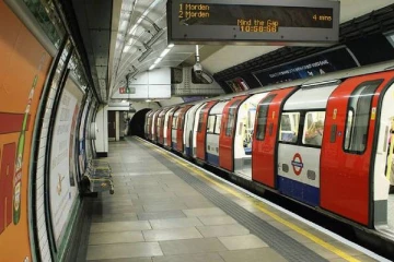 லண்டனில் நள்ளிரவில் இரயில் முன்னால் குதித்து உயிரை விட்ட நபர் யார்? பெயர் மற்றும் வயது வெளியானது