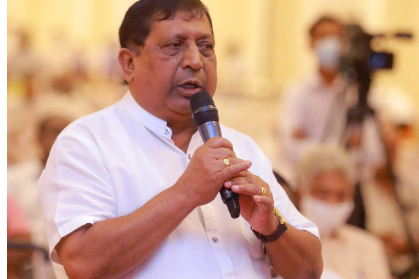 நாட்டை காப்பாற்ற  மகிந்த ராஜபக்ச தொடர்ந்தும் பிரதமராக கடமையாற்றுவது அத்தியாவசியமானது : மாகாண சபை உறுப்பினர்கள் | Mahinda Rajapaksa Save The Country