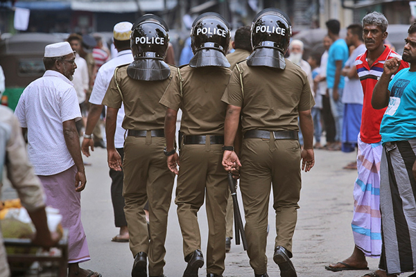 உண்மைக்குப் புறம்பான செய்திகளைப் பரப்புவோருக்கு பொலிஸ் எச்சரிக்கை | Police Warn Those Spreading False News உண்மைக்குப் புறம்பான செய்திகளைப் பரப்புவோருக்கு பொலிஸ் எச்சரிக்கை | Police Warn Those Spreading False News