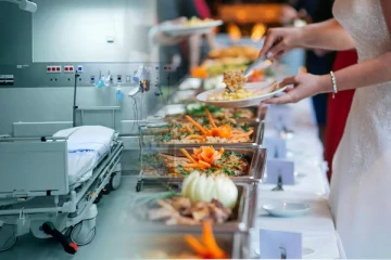 நண்பியின் திருமணத்தில் கலந்து கொண்ட இளம் யுவதிக்கு நேர்ந்த பரிதாபம்