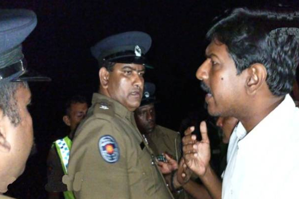 யாழில் நிலவும் பதற்றம் : போராட்டக்காரர்களை அச்சுறுத்தும் பொலிஸார்! | Tension In Jaffna Police Threatening Protestors