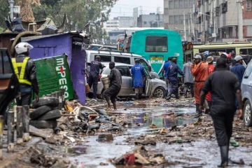 මැදපෙරදිග යුධ ගිනි දැල් අතරේ කෙන්යාවේ ගංවතුර තත්ත්වක් - 42 ක් මරුට