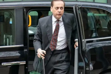 15 வயது சிறுவனால்  பிரித்தானிய எம்.பி  இராஜினாமா!