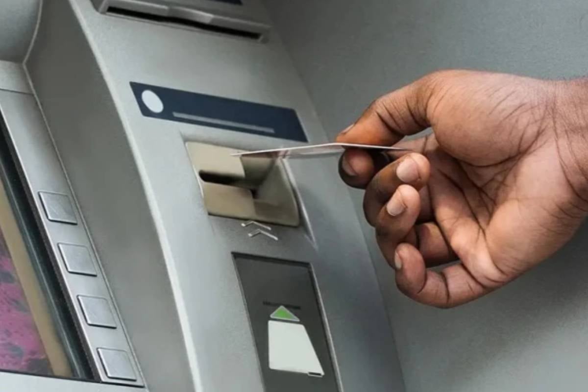 ATM இயந்திரத்தில் இருந்து திடீரென வெளியில் வந்த பல இலட்சம் ரூபாய் - இளைஞனின் நேர்மையான செயல் | Man Received A Huge Amount Of Money ATM இயந்திரத்தில் இருந்து திடீரென வெளியில் வந்த பல இலட்சம் ரூபாய் - இளைஞனின் நேர்மையான செயல் | Man Received A Huge Amount Of Money