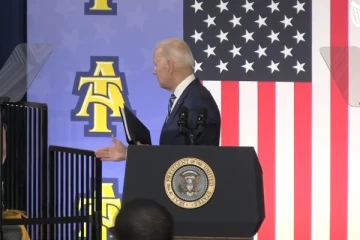 காற்றுடன் கைகுலுக்கிய ஜோ பைடன்! என்ன ஆச்சு அவருக்கு? வைரலாகும் வீடியோ