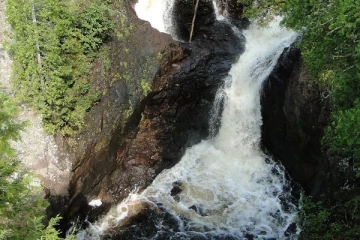 பிசாசு குகை பற்றி கேள்விப்பட்டதுண்டா? முழு நதியின் நீரையும் உறிஞ்சிவிடுமாம்