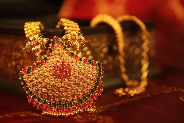 இல்லத்தரசிகளுக்கு மகிழ்ச்சியை ஏற்படுத்திய தங்கவிலை! | Housewives Are Happy With The Price Of Gold