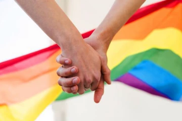 தன்பாலின ஜோடிகள் குழந்தைகளை தத்தெடுக்க இந்த பவரை பயன்படுத்துவேன்! போலாந்து அதிபர்