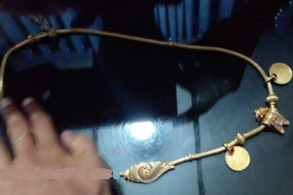 பாடசாலையில் சக ஆசிரியையிடம் கைவரிசையை காட்டிய மற்றொரு ஆசிரியை! | Teacher Stole A Fellow Teacher Thali Kodi Puttlam