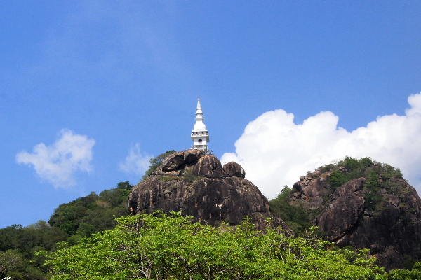 இருளில் மூழ்கிய பிரபல விகாரை! | The Historic Thimbulagala Viharai