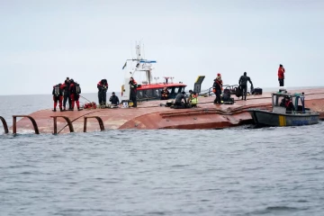 நடுக்கடலில் பாரிய விபத்து - பிரிட்டன் கப்பல் கவிழ்ந்தது: செய்திகளின் தொகுப்பு