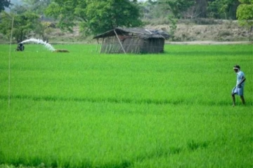 விவசாயி ஒருவரின் மாறுபட்ட போராட்டத்தால் சர்ச்சை