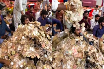 பணக்குவியலில் பாடகரை மூழ்க வைத்த பார்வையாளர்கள்