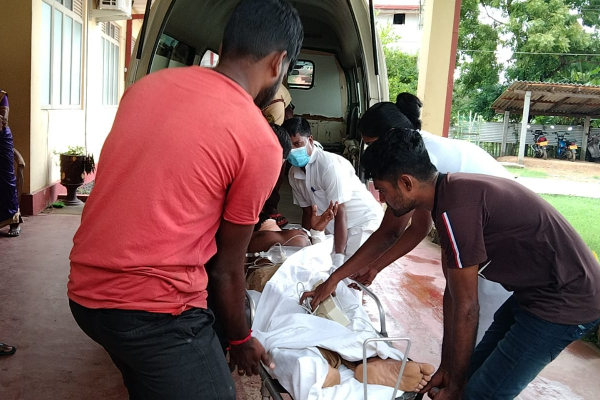 கிளிநொச்சியில் வெட்டு காயங்களுடன் இளைஞரொருவர் மீட்பு | Kilinochi 30 Years Boy Admit Hospital