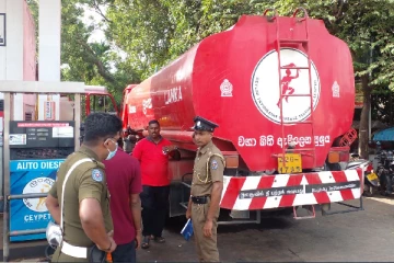 தேங்காய் உடைத்து எரிபொருள் பவுசரை வரவேற்ற யாழ்.மக்கள் (படம்)