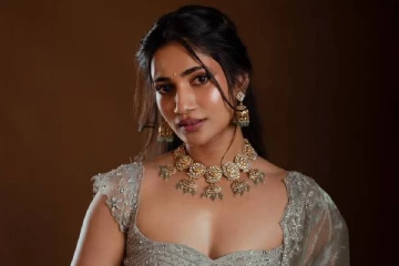 தகதகவென மின்னும் உடையில் நடிகை லாஸ்லியாவின் சில அழகிய போட்டோஸ்