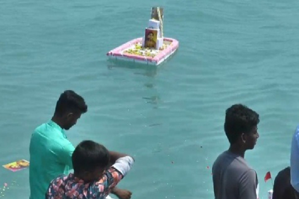 மே18 இல் பலரையும் நெகிழ்ச்சிக்குள்ளாக்கிய பாலச்சந்திரனின் புகைப்படம் | Balachandran S Photograph That On May 18