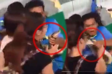 பாம்பிற்கு ஆசையாக முத்தம் கொடுக்க சென்ற பெண்! துடிதுடித்து அலறிய சோகம்