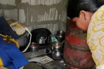 2 ஆண்டுகளாக குழந்தைகளுடன் கழிப்பறையில் வசித்து வரும் பெண்! கண்கலங்க வைக்கும் வீடியோ